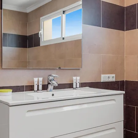 De Haro - Garden, Terrace, Pool & Sea View פואנגירולה